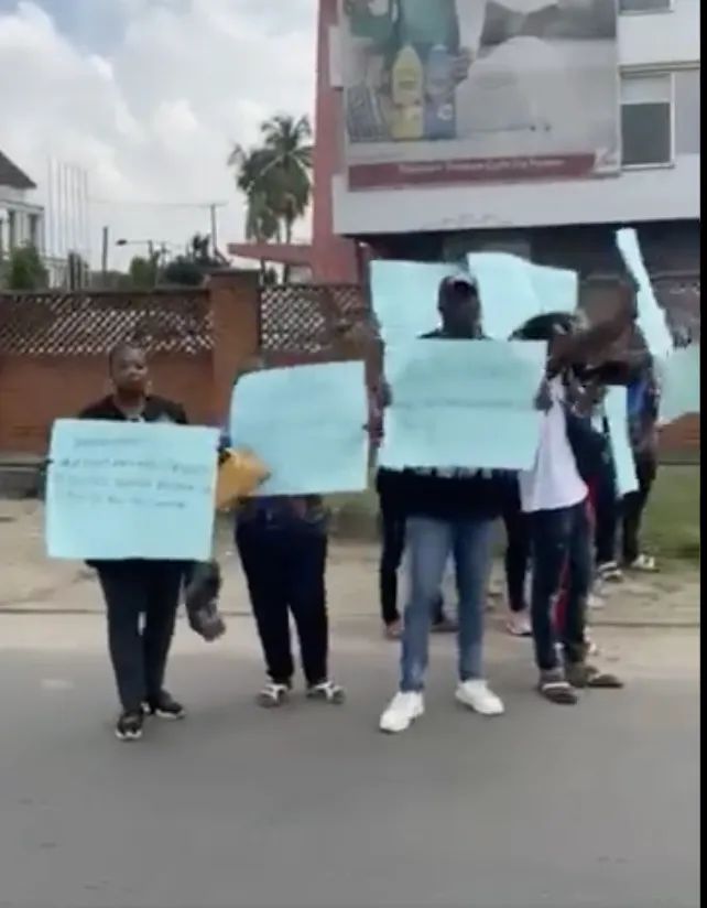 PHOTOS: Pere’s Fans Protest ‘White Room Twist’ In Lagos