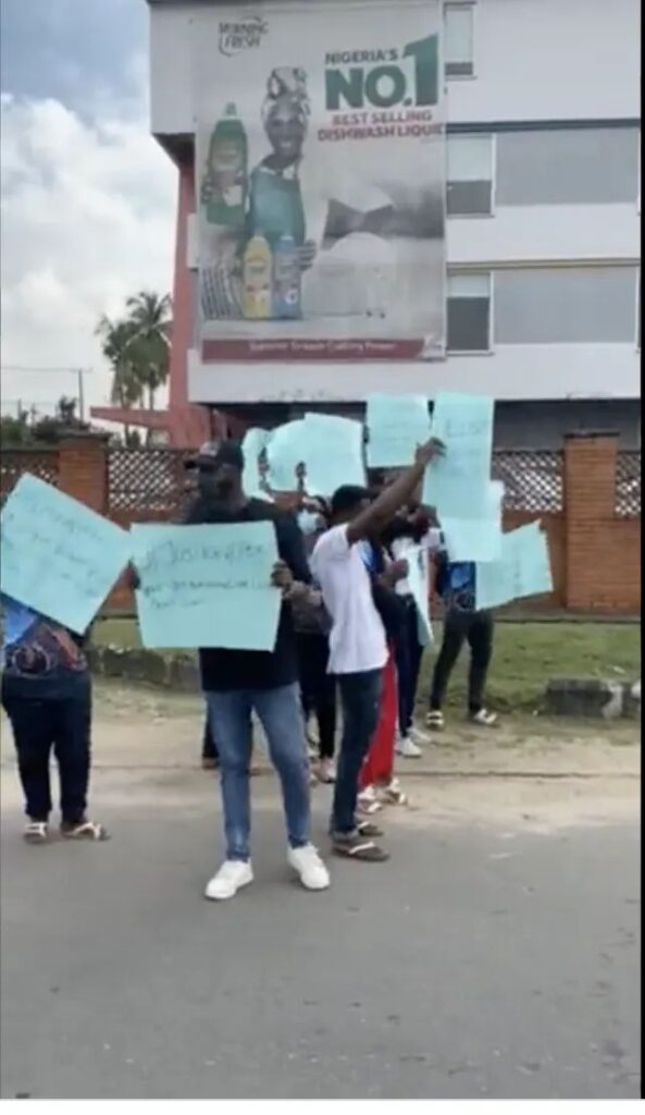 PHOTOS: Pere’s Fans Protest ‘White Room Twist’ In Lagos