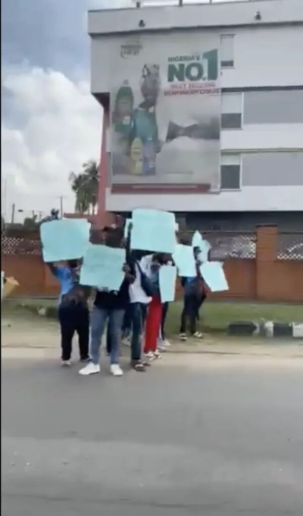 PHOTOS: Pere’s Fans Protest ‘White Room Twist’ In Lagos