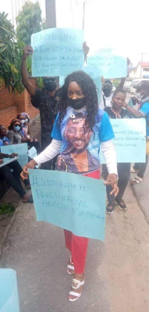 PHOTOS: Pere’s Fans Protest ‘White Room Twist’ In Lagos