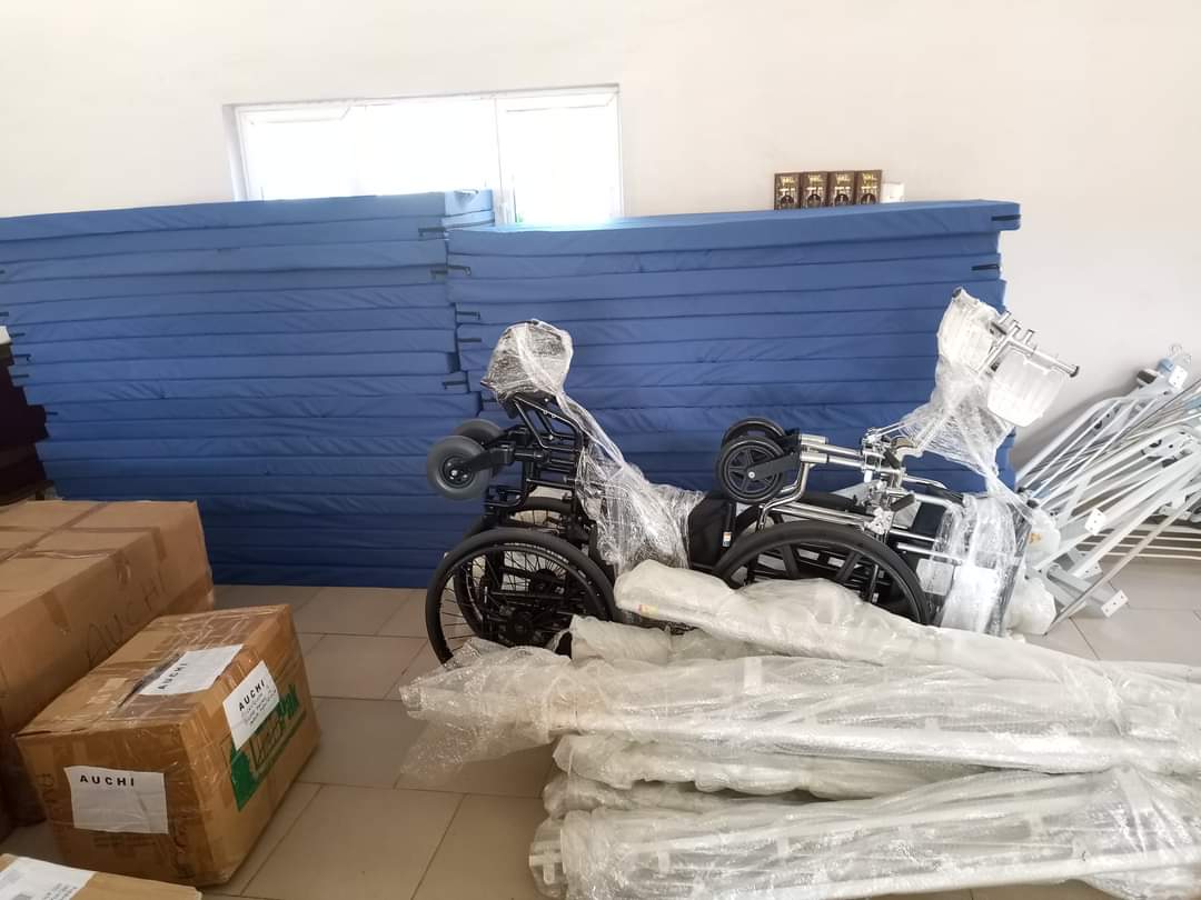 Otaru Of Auchi Receives Medical Equipments From Auchi Daughters In The US