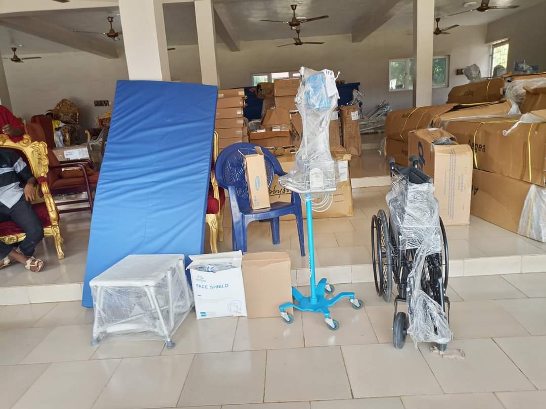 Otaru Of Auchi Receives Medical Equipments From Auchi Daughters In The US