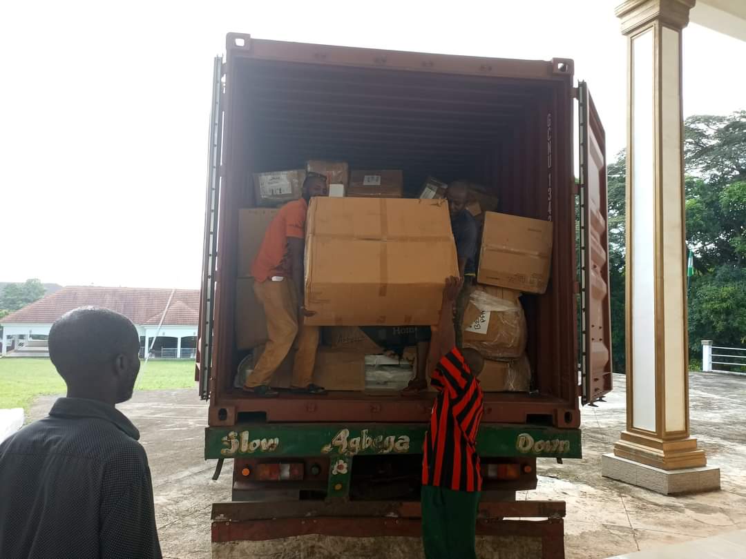 Otaru Of Auchi Receives Medical Equipments From Auchi Daughters In The US