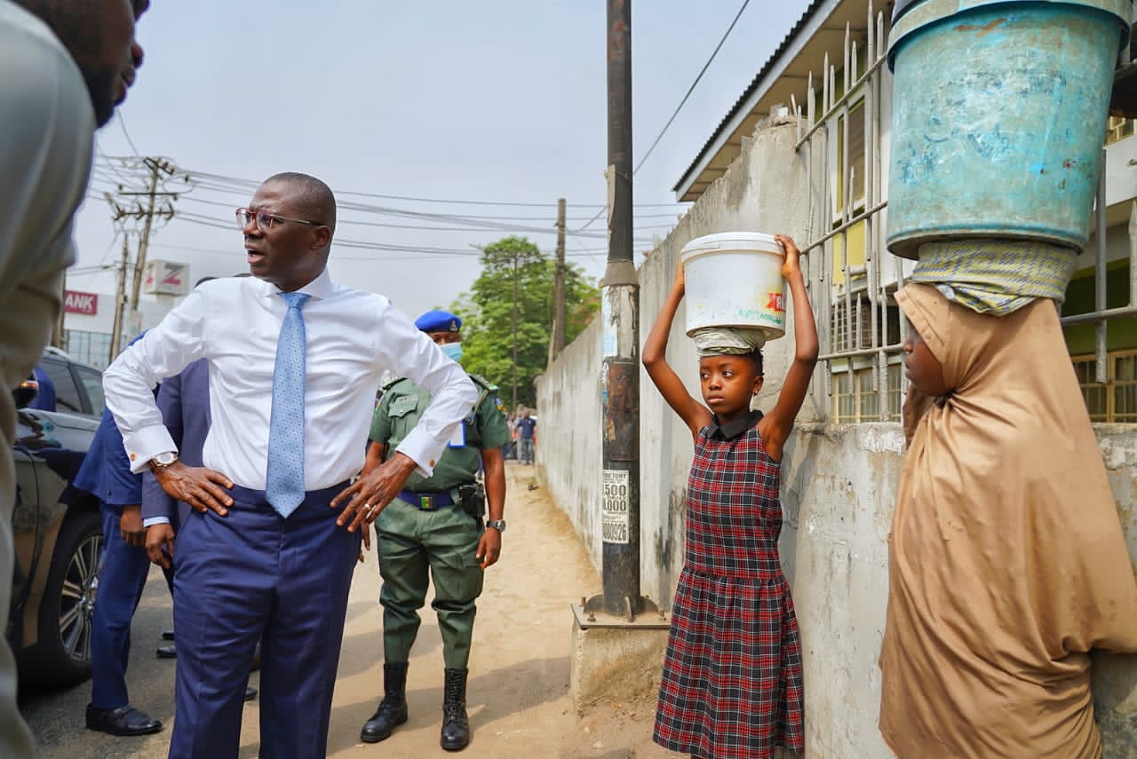 PHOTOS: Sanwo-Olu Stops Convoy To Help Out-Of-School Girls