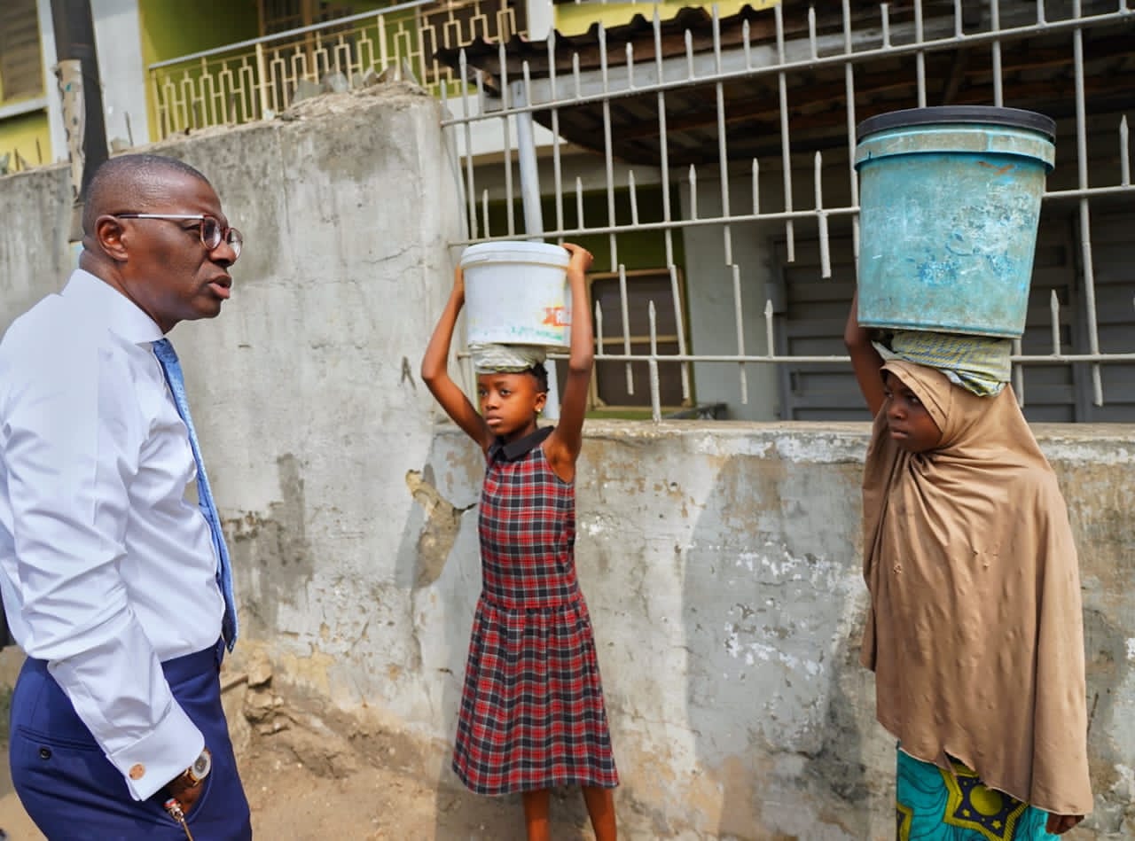 PHOTOS: Sanwo-Olu Stops Convoy To Help Out-Of-School Girls