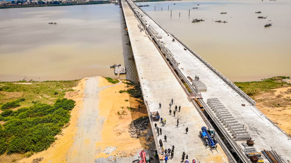 PHOTOS: COS Gambari And Fashola Inspect Ongoing Construction Of Second Niger Bridge