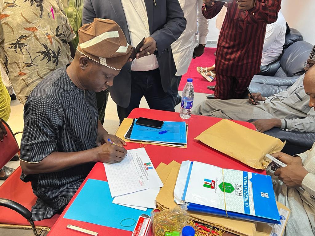2023: Ambode’s Ally Challenges Sanwo-Olu - Submits APC Governorship Form