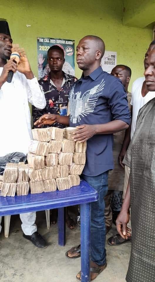 PHOTOS: PDP Delegate Distributes 'Largesse' From Presidential Primary