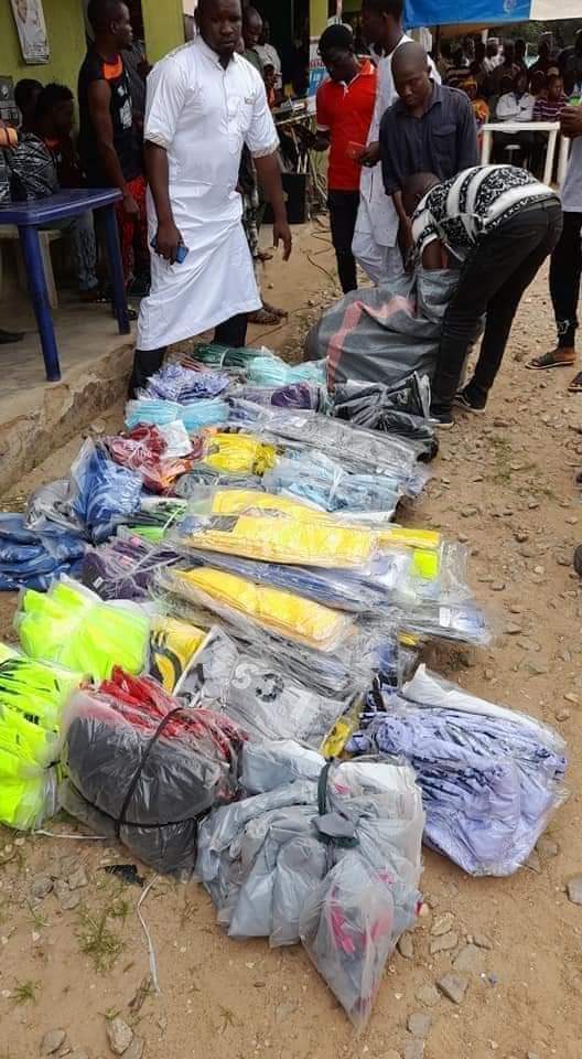 PHOTOS: PDP Delegate Distributes 'Largesse' From Presidential Primary