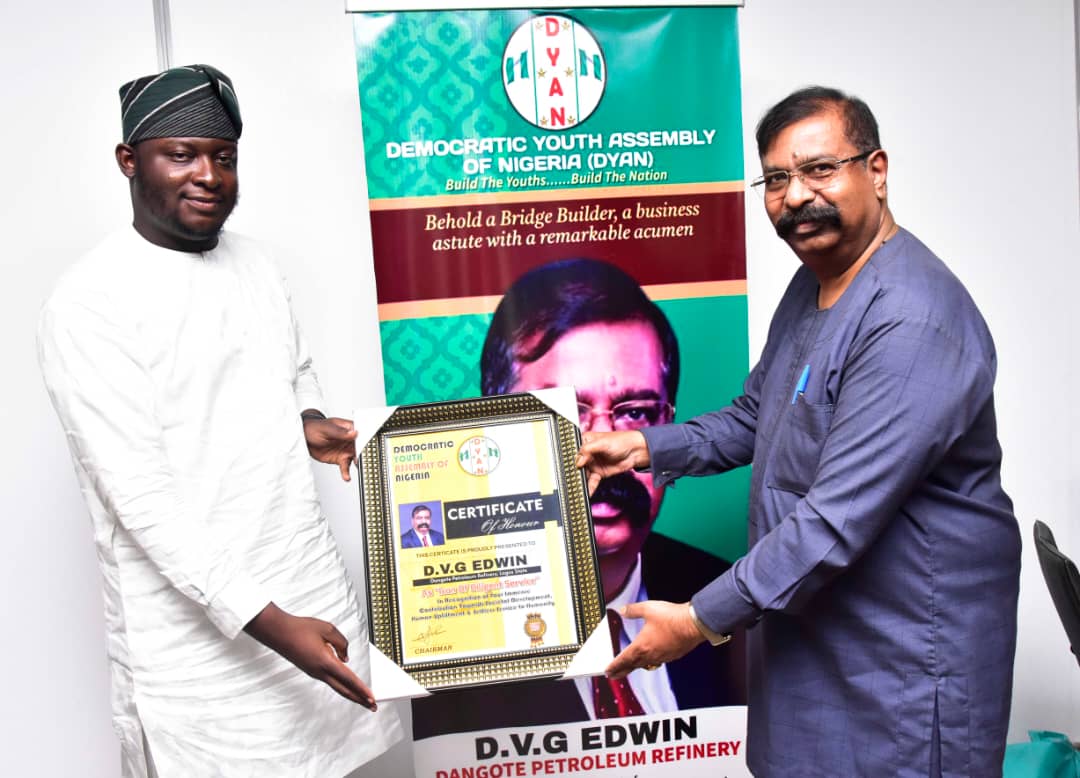 PHOTOS: Youth Group Presents 'Icon of Delight Service' Award To Dangote Industries Vice-President 