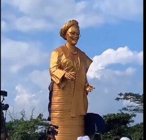Ooni Unveils Golden Statue Of Oluremi Tinubu 