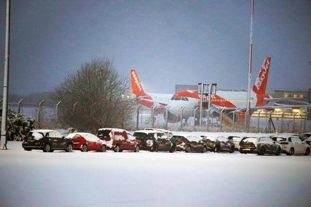 Heavy snow causes travel disruption in UK